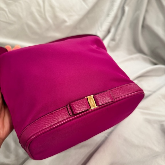 Ferragamo purple nylon zipped shoulder bag (authentic) - Picture 4 of 11